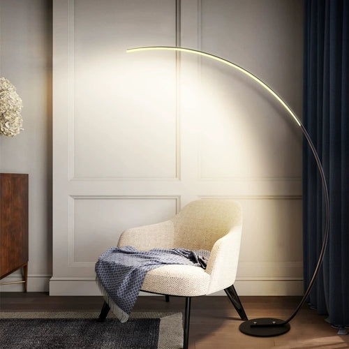 Lampa podłogowa LED RGBW Curve z pilotem, 21 W
